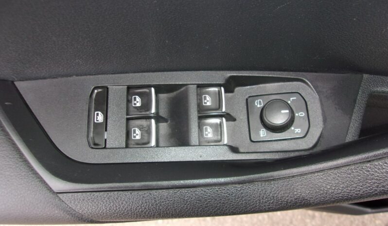 Škoda Karoq Klimatronic 2x, Hak, CarPlay/AndroidAuto, Panorama, Alcantara full